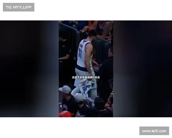 布克三分球火力全开助力球队胜利展现超凡射术